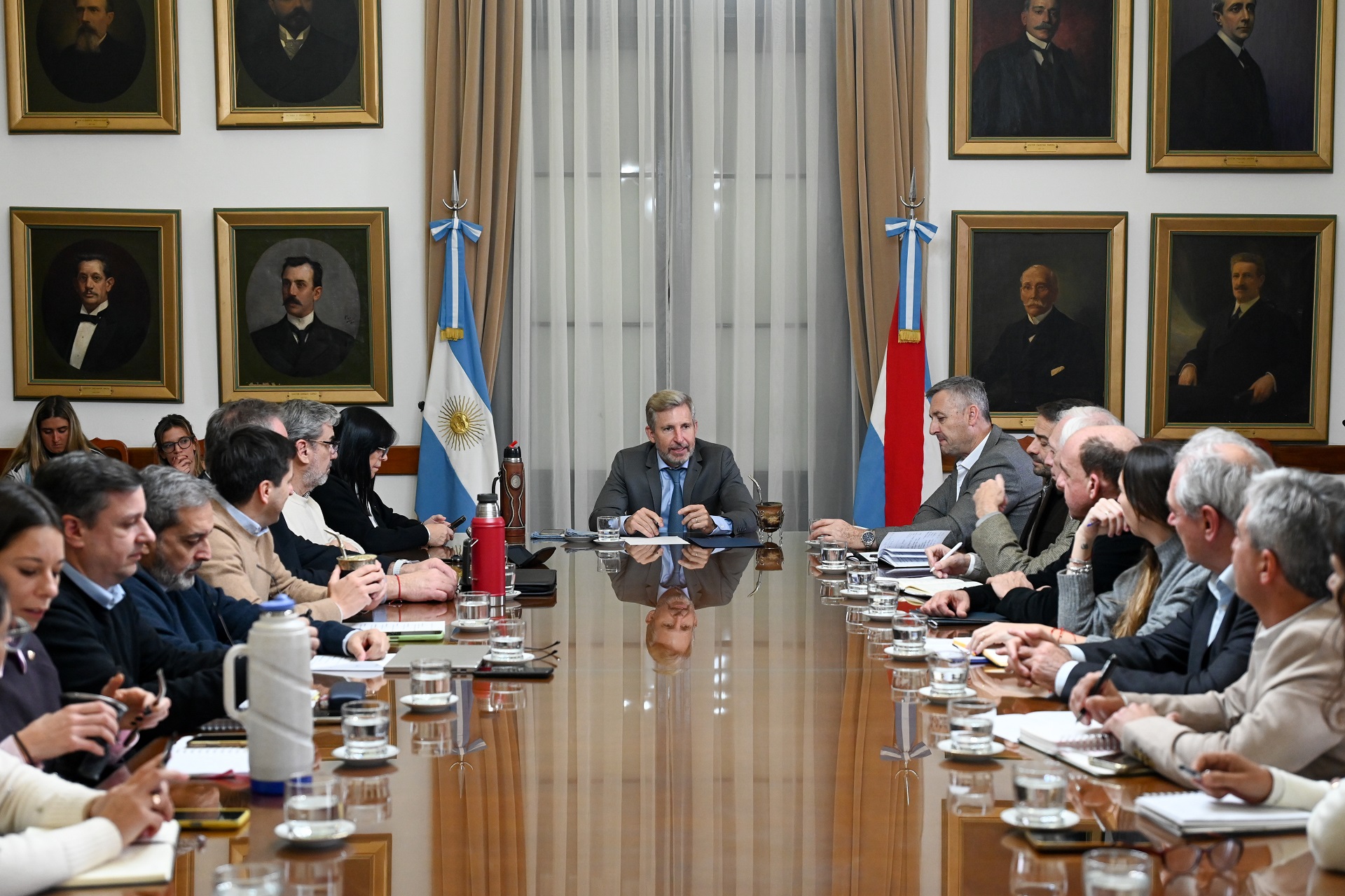 Frigerio encabezó una nueva reunión de gabinete con eje en obras viales y gestión -