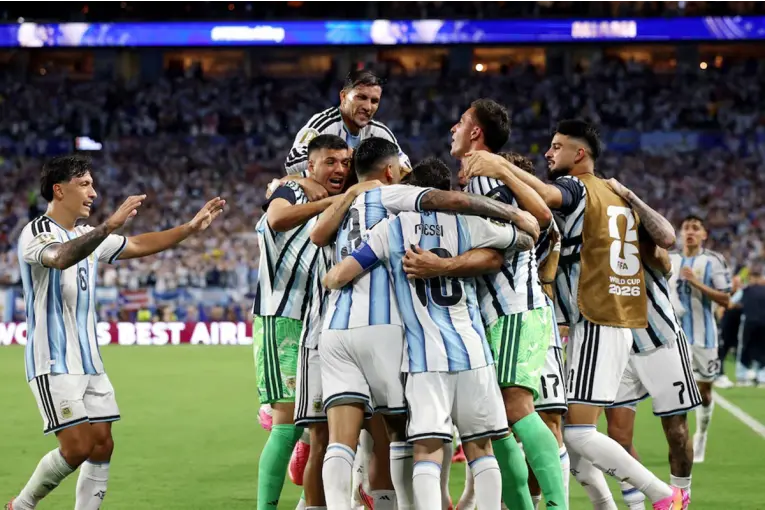 Argentina sufrió, pero avanzó a octavos del Mundial con un gol del entrerriano Lisandro Martínez -